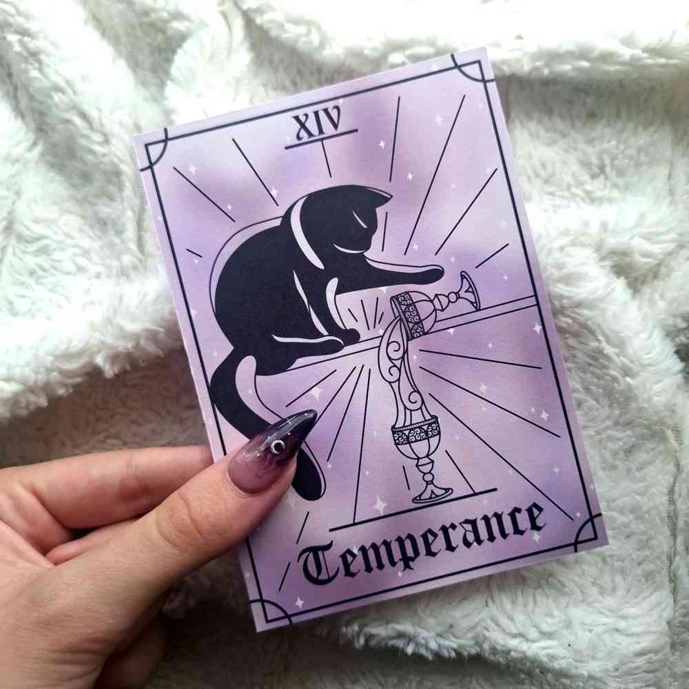 EvyHandmadeDesign - Temperance Cat Tarot No.14 Gerahmter Druck - Lila/Schwarz